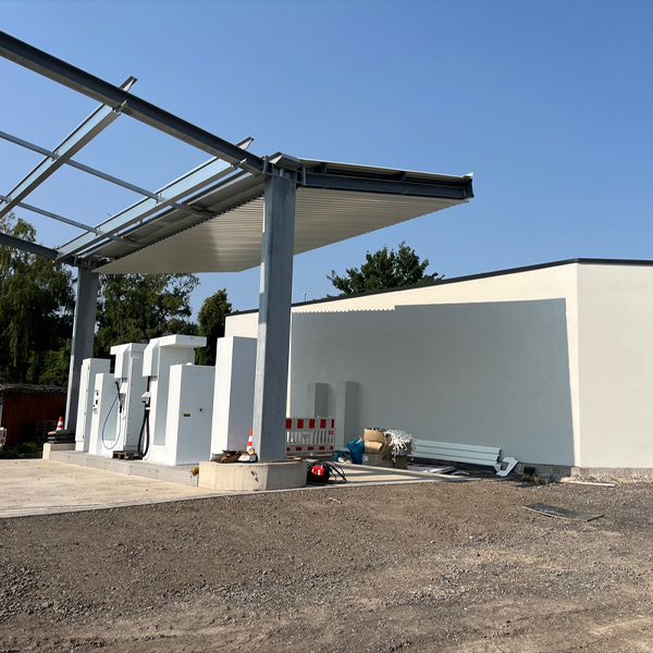 Wasserstoff-Zapfsäulen: Installation der Überdachung 